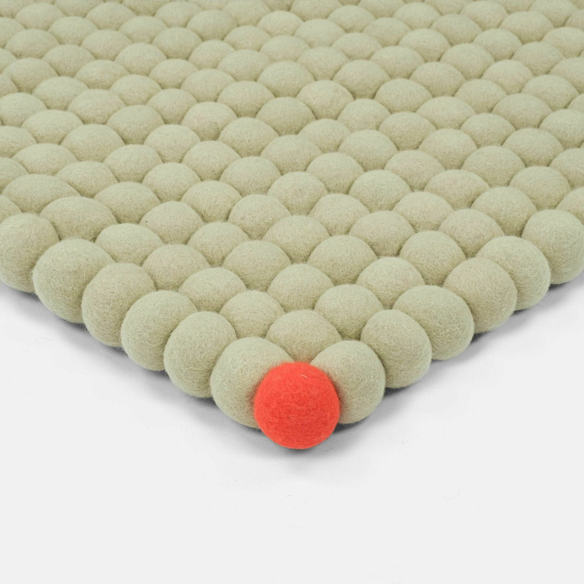 Tapis à boules de feutre vert-beige 120x170 cm Big One - myfelt - The Cool Republic
