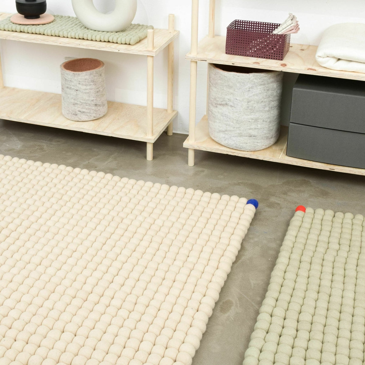 Tapis à boules de feutre vert-beige 120x170 cm Big One - myfelt - The Cool Republic