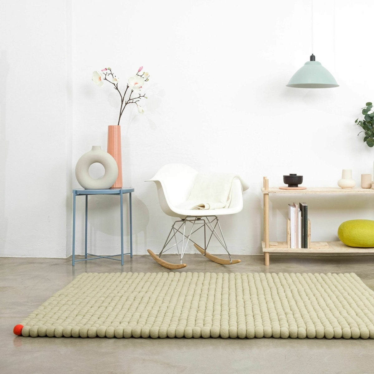 Tapis à boules de feutre vert-beige 180x260 cm Big One - myfelt - The Cool Republic