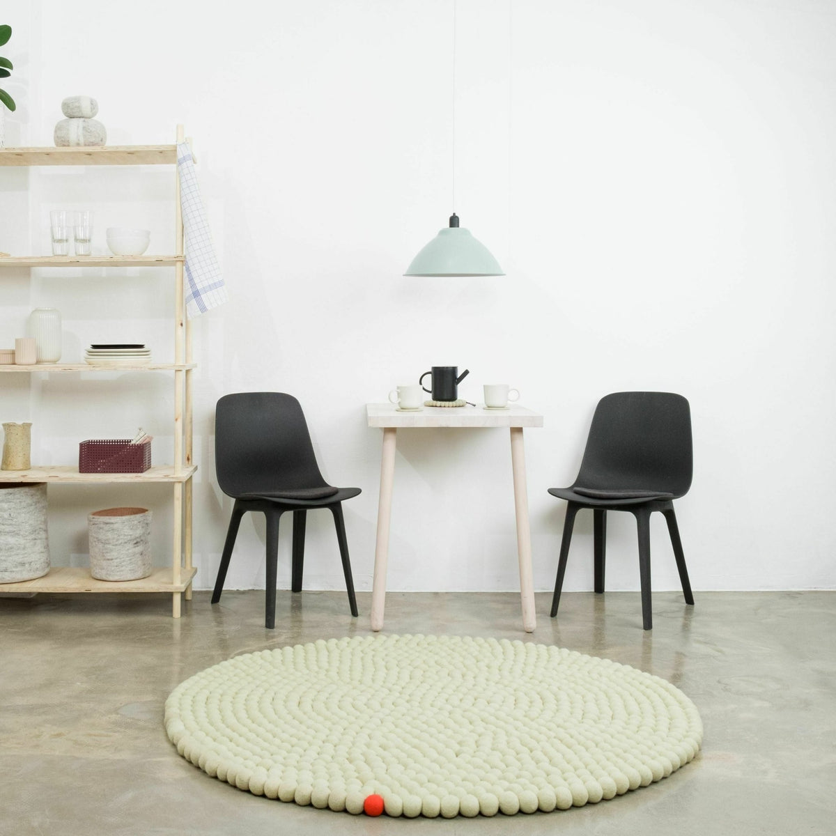 Tapis à boules de feutre vert-beige 200 cm Big One - myfelt - The Cool Republic
