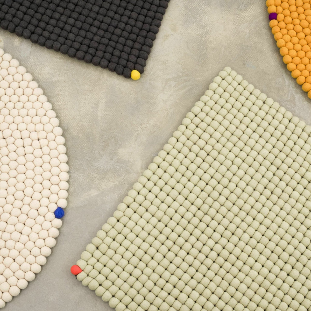 Tapis à boules de feutre vert-beige 200x300 cm Big One - myfelt - The Cool Republic
