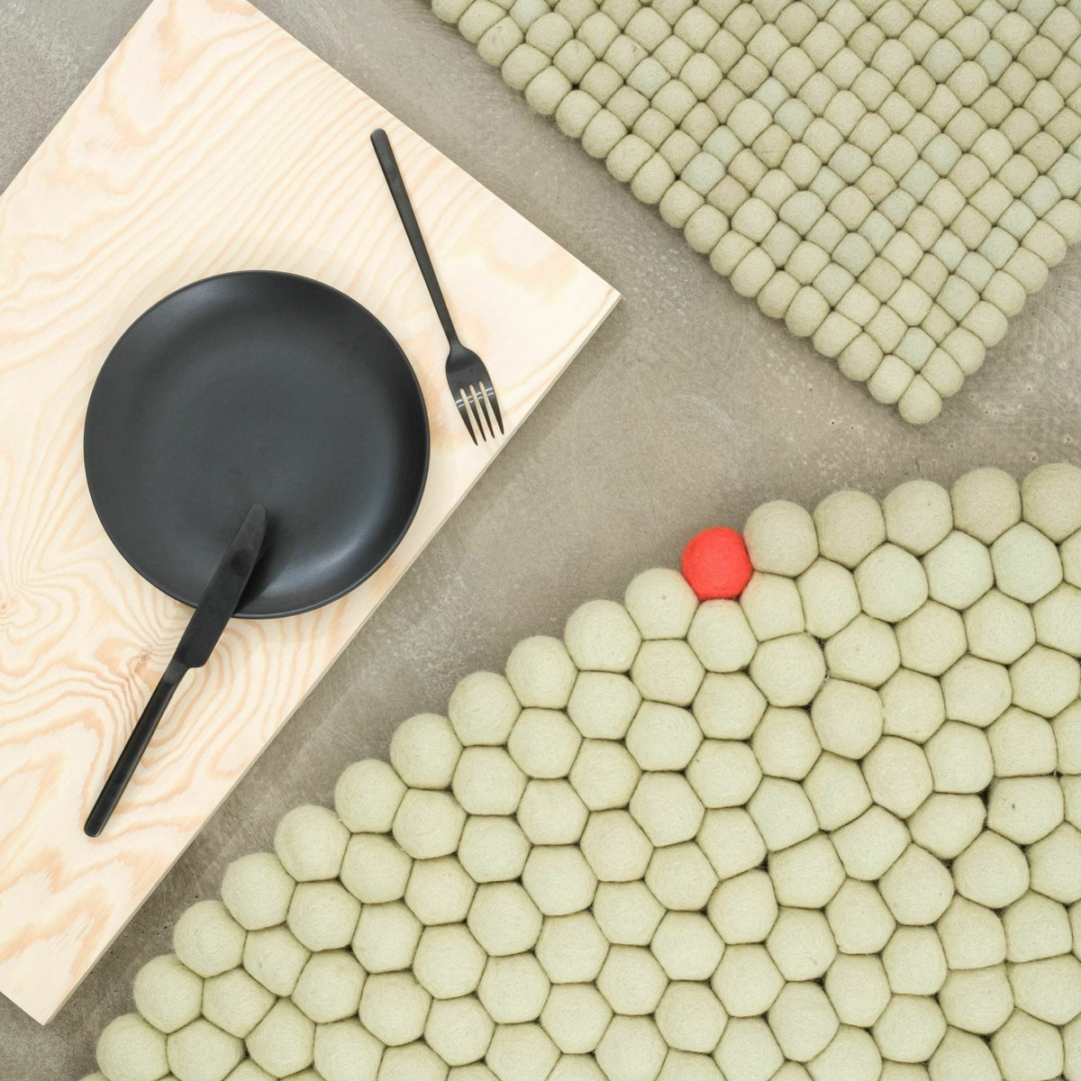 Tapis à boules de feutre vert-beige 250 cm Big One - myfelt - The Cool Republic