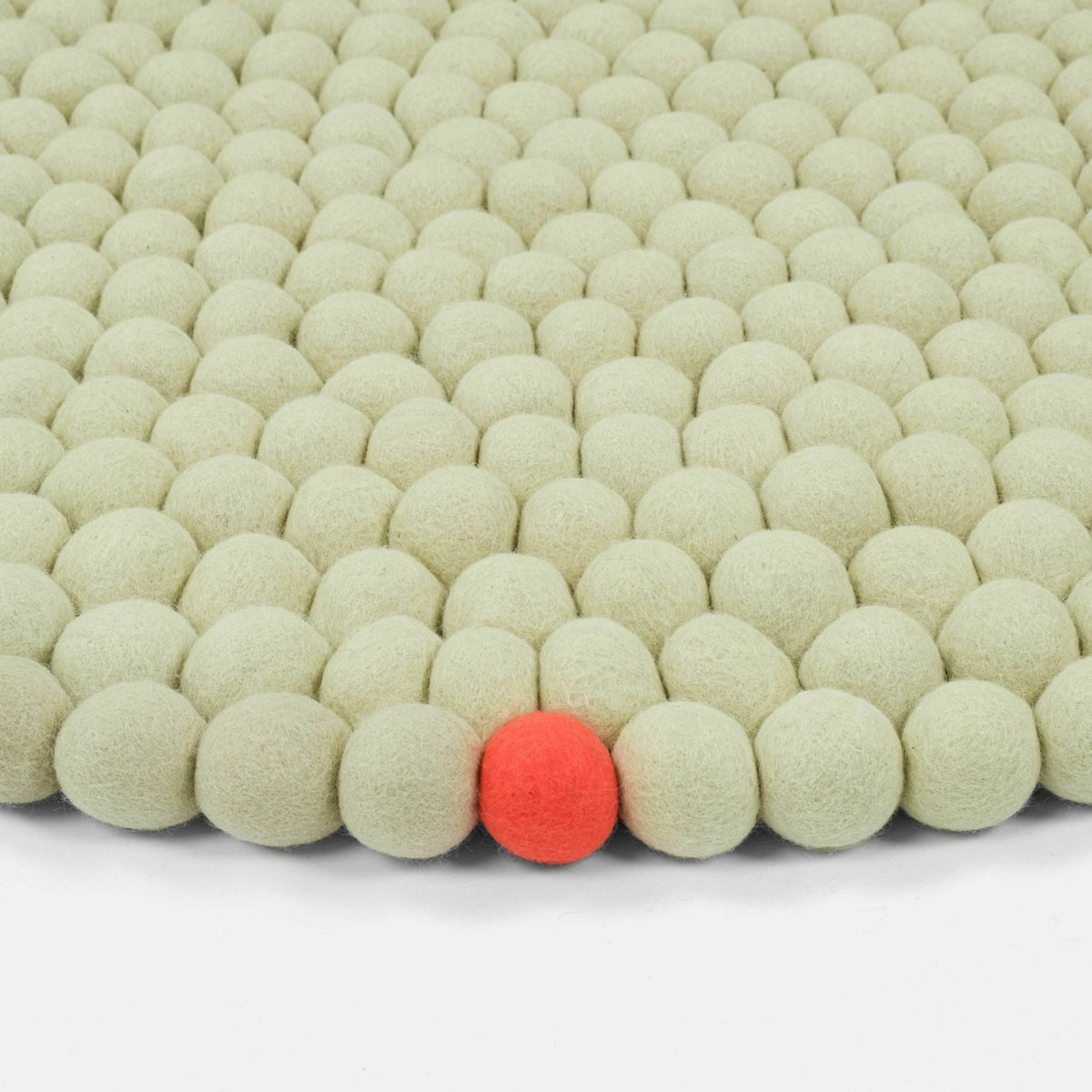 Tapis à boules de feutre vert-beige 250 cm Big One - myfelt - The Cool Republic