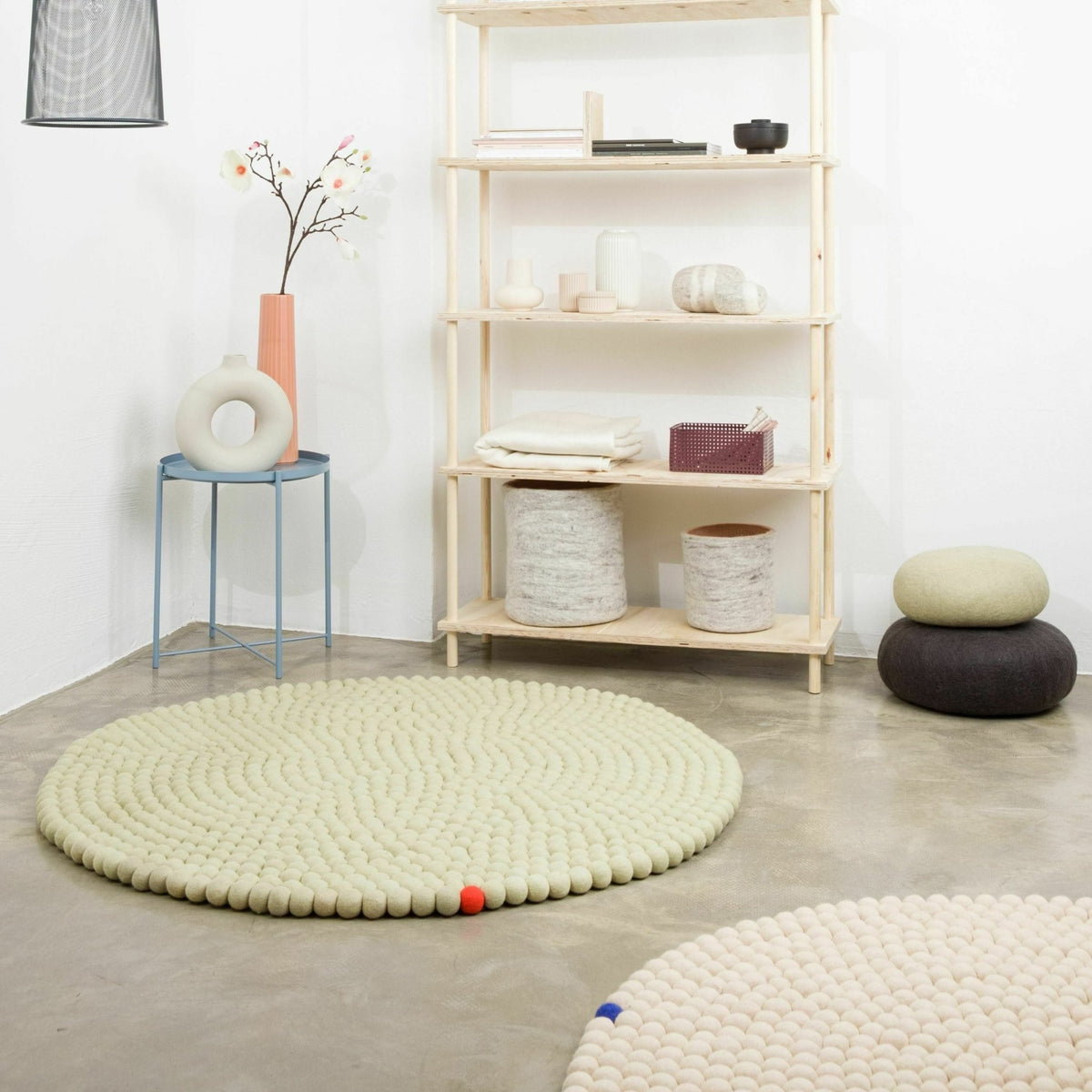 Tapis à boules de feutre vert-beige 50 cm Big One - myfelt - The Cool Republic