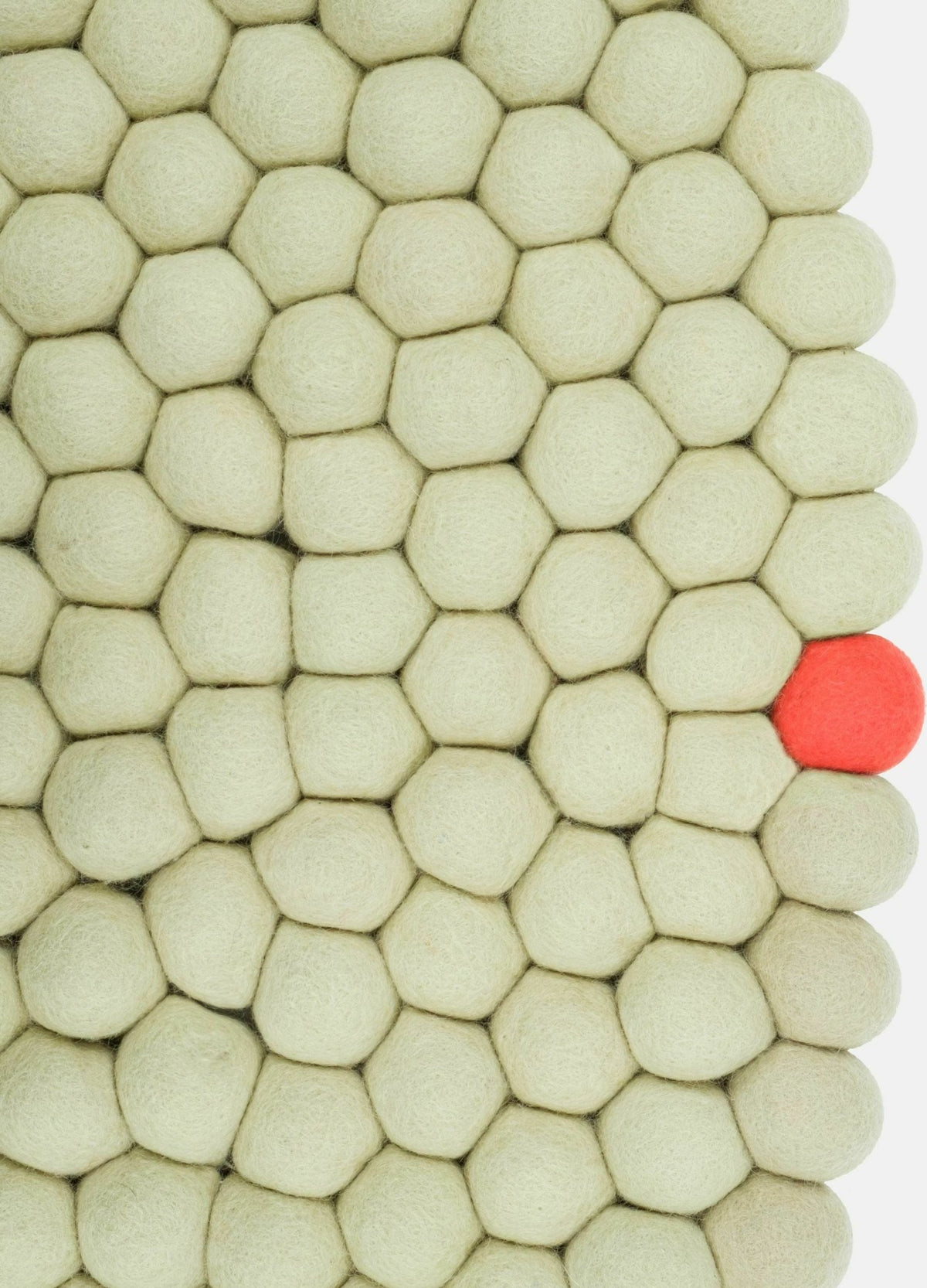 Tapis à boules de feutre vert-beige 70 cm Big One - myfelt - The Cool Republic