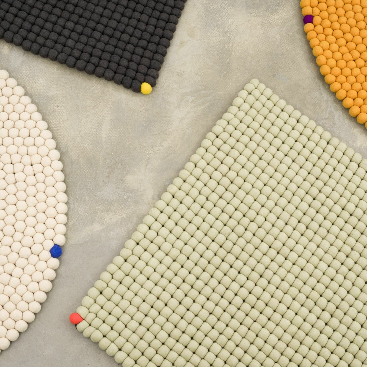 Tapis à boules de feutre vert-beige 70 cm Big One - myfelt - The Cool Republic