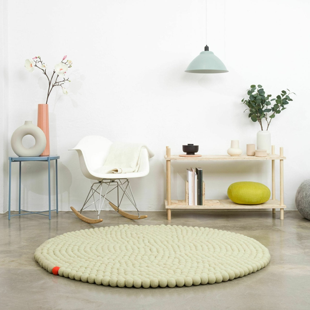 Tapis à boules de feutre vert-beige 70 cm Big One - myfelt - The Cool Republic