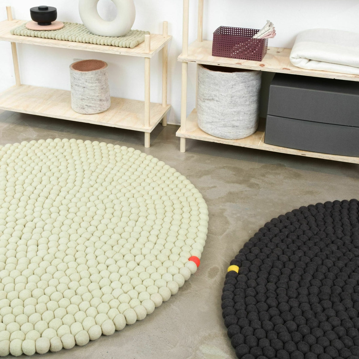 Tapis à boules de feutre vert-beige 90 cm Big One - myfelt - The Cool Republic
