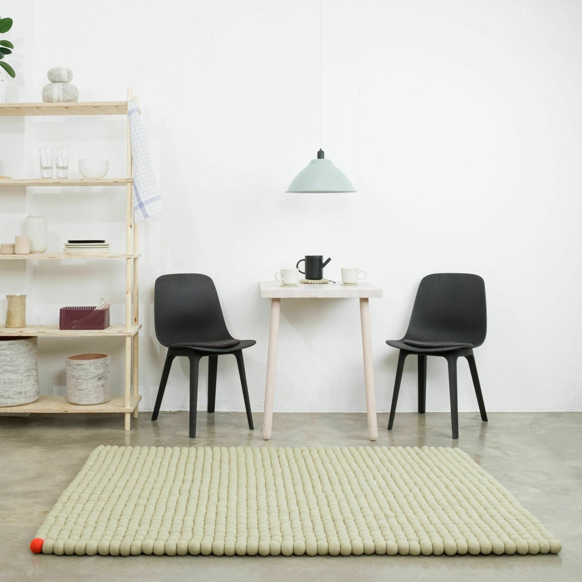 Tapis à boules de feutre vert-beige 90x130 cm Big One - myfelt - The Cool Republic