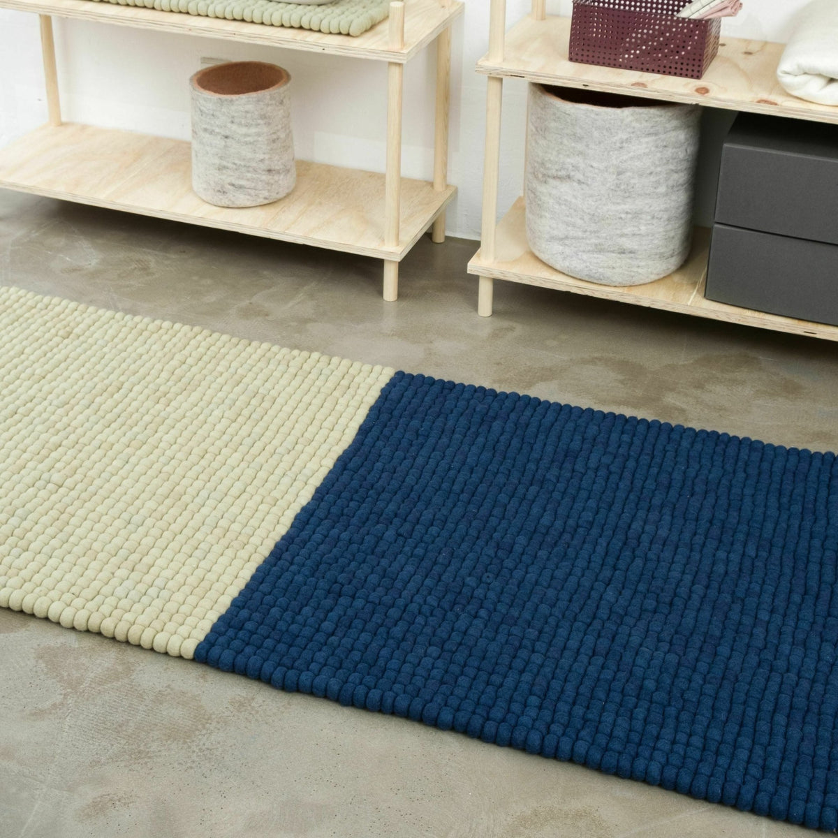 Tapis à boules de feutre vert-beige et bleu foncé 80x250 cm Contrast - myfelt - The Cool Republic