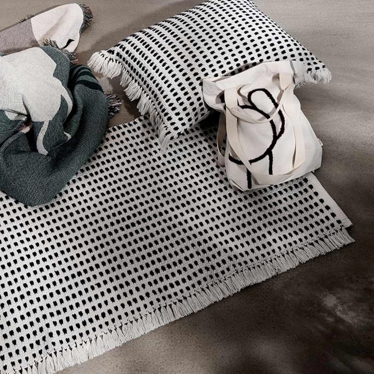 Tapis à frange blanc et bleu 70x180 cm Way - Ferm living - The Cool Republic
