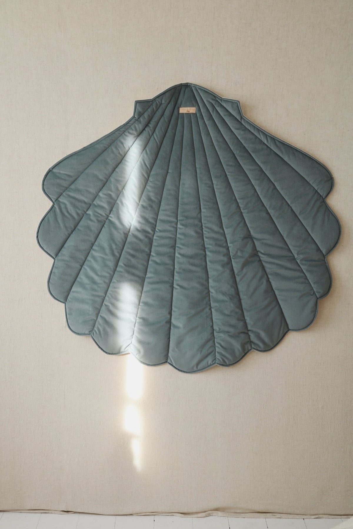 Tapis bébé coquillage en velours menthe poudré Shells - Moi Mili - The Cool Republic