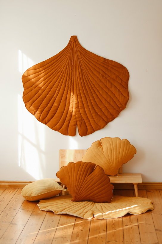 Tapis bébé feuille de ginkgo en lin caramel Ginkgo Bilboa - Moi Mili - The Cool Republic