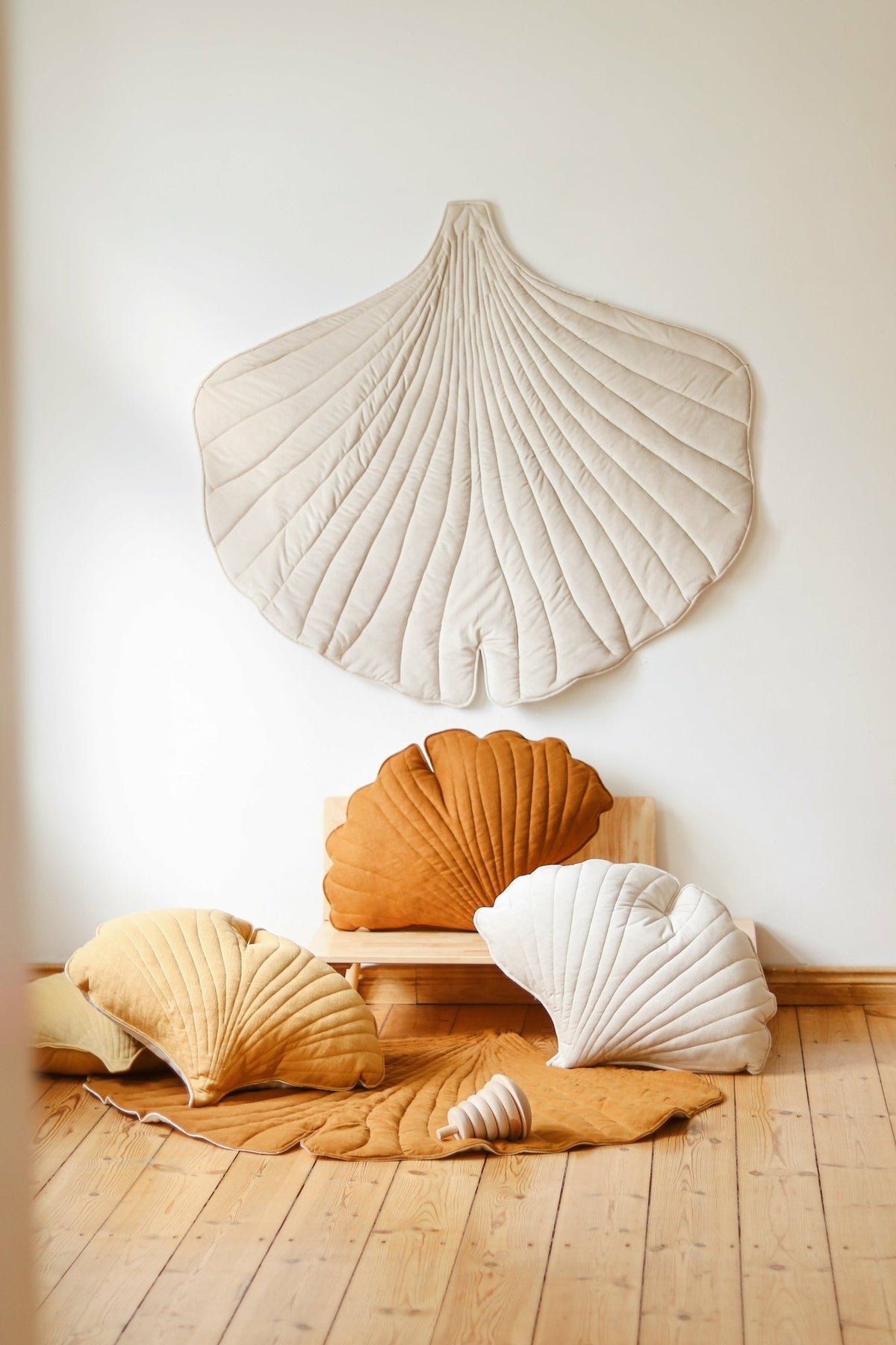 Tapis bébé feuille de ginkgo en velours crème Ginkgo Bilboa - Moi Mili - The Cool Republic