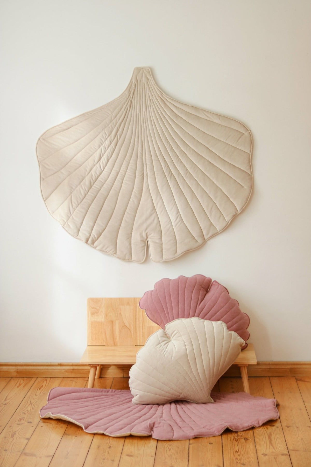 Tapis bébé feuille de ginkgo en velours crème Ginkgo Bilboa - Moi Mili - The Cool Republic