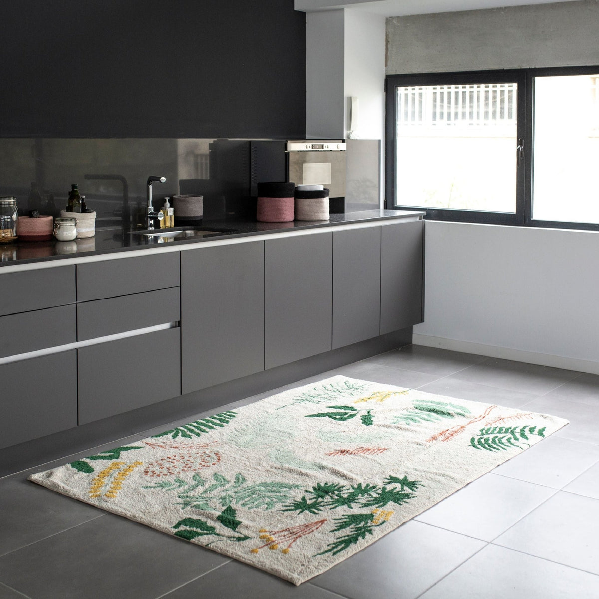 Tapis beige 140x200 cm Botanic Plants - Lorena Canals - The Cool Republic