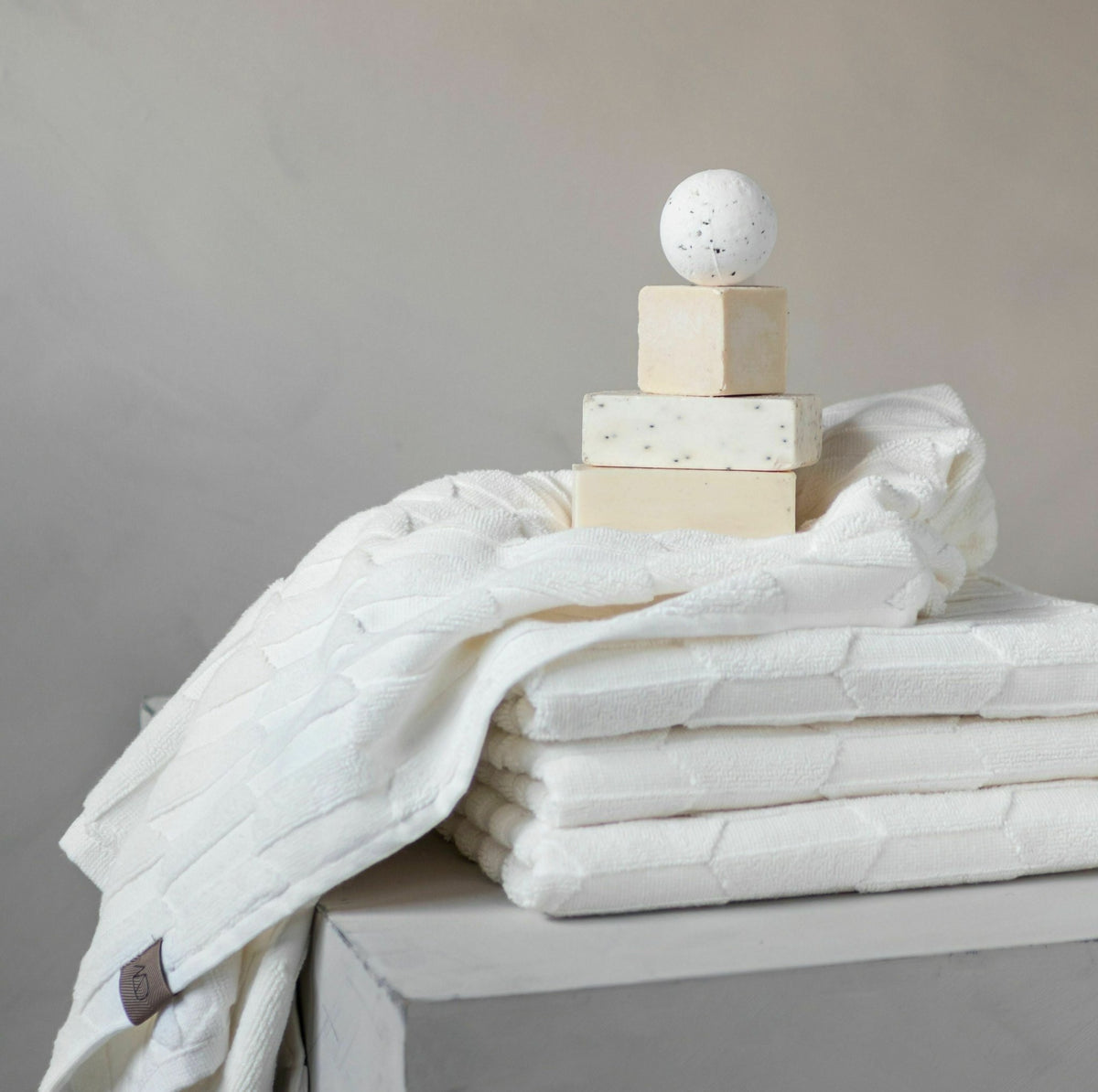 Tapis de bain blanc cassé 50 x 80 cm Geo - Mette Ditmer - The Cool Republic