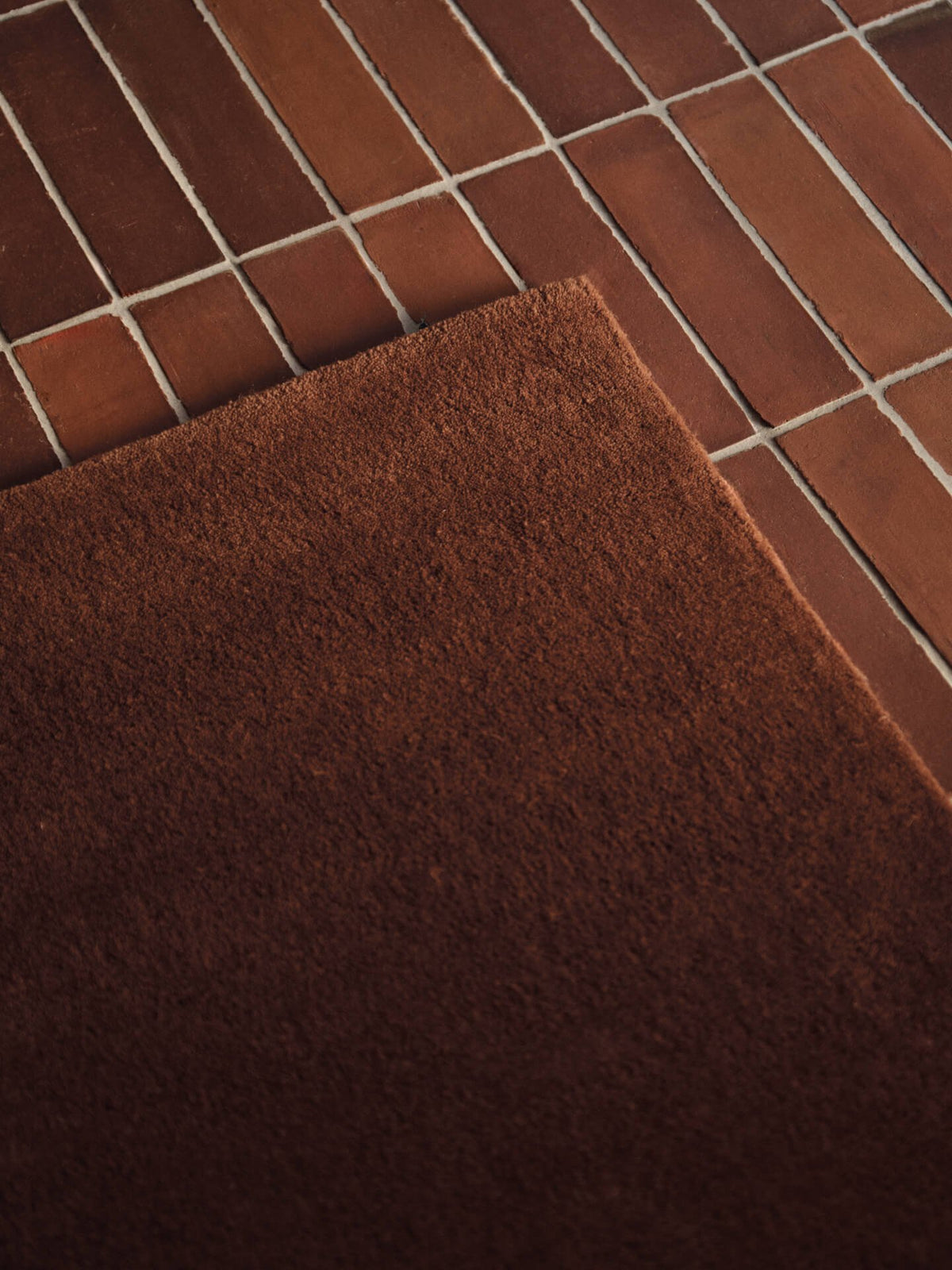 Tapis de couloir rectangulaire en laine rouge marron 80 x 200 cm Stille - Ferm Living - The Cool Republic