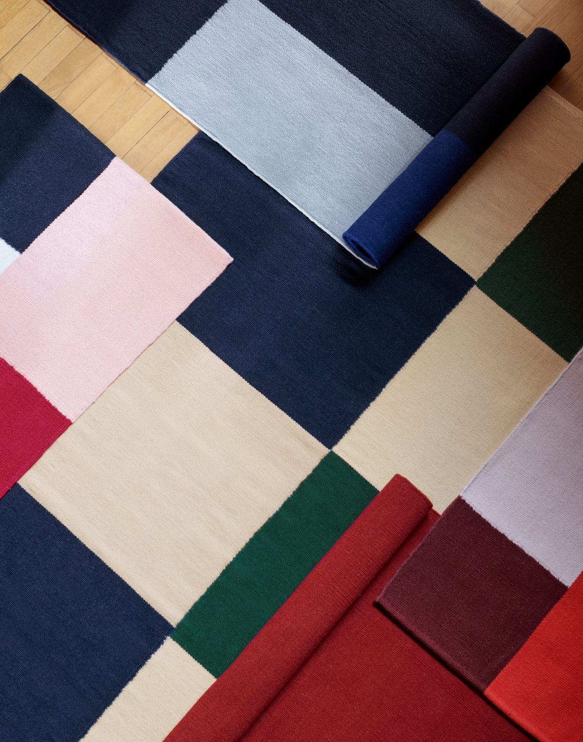 Tapis en laine & coton vert & bleu 170x240 cm Ethan Cook Flat Works: "Vigilance pêche verte" - HAY - The Cool Republic