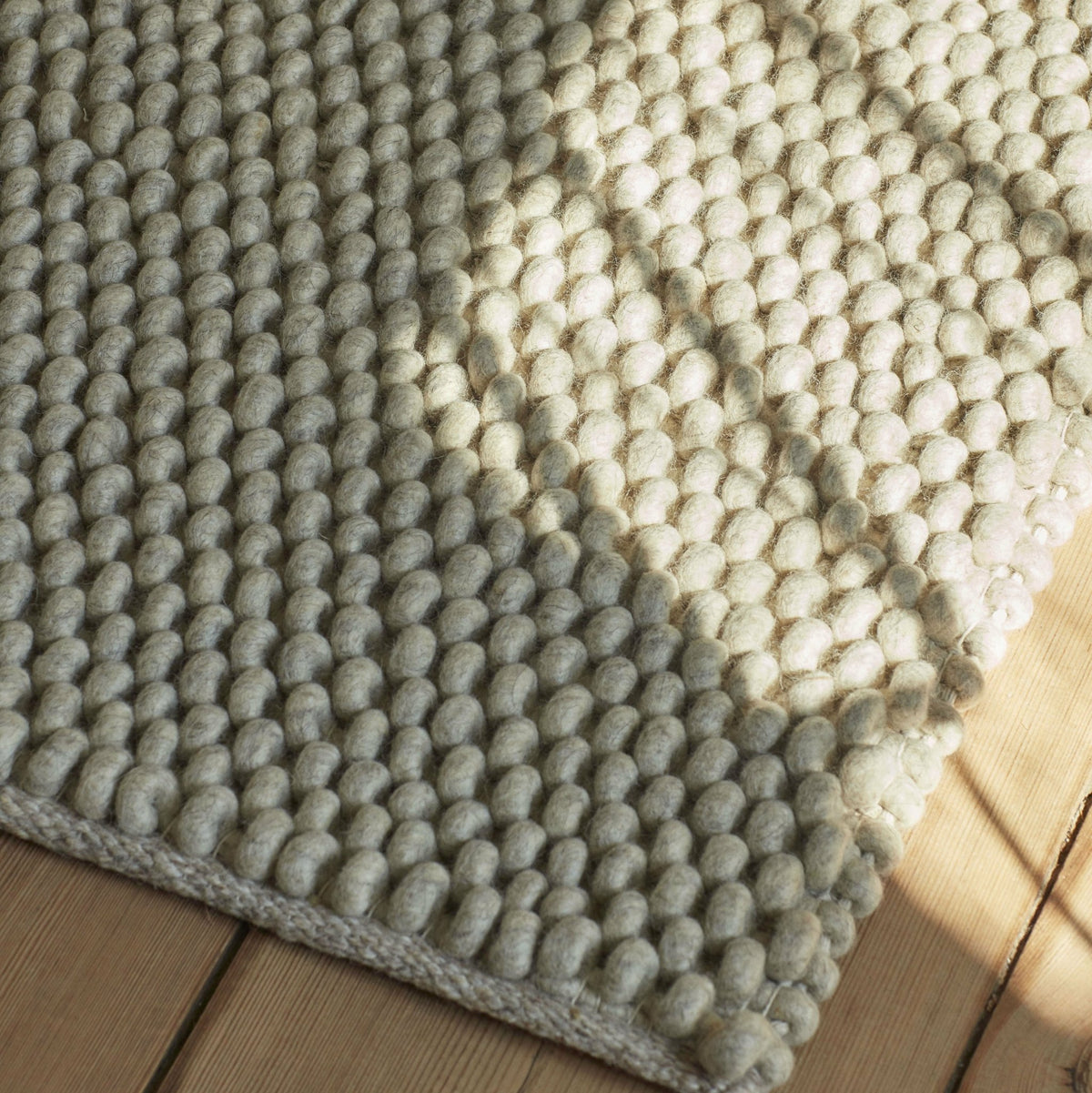 Wool carpet 140 x 200 cm gris clair Peas - HAY - The Cool Republic
