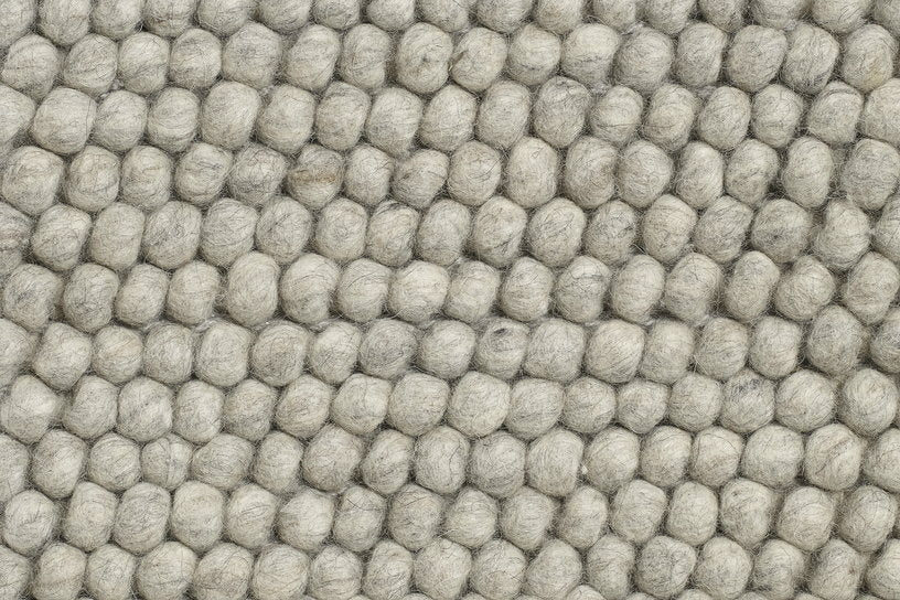 Tapis en laine gris clair 80x140 cm Peas - HAY - The Cool Republic