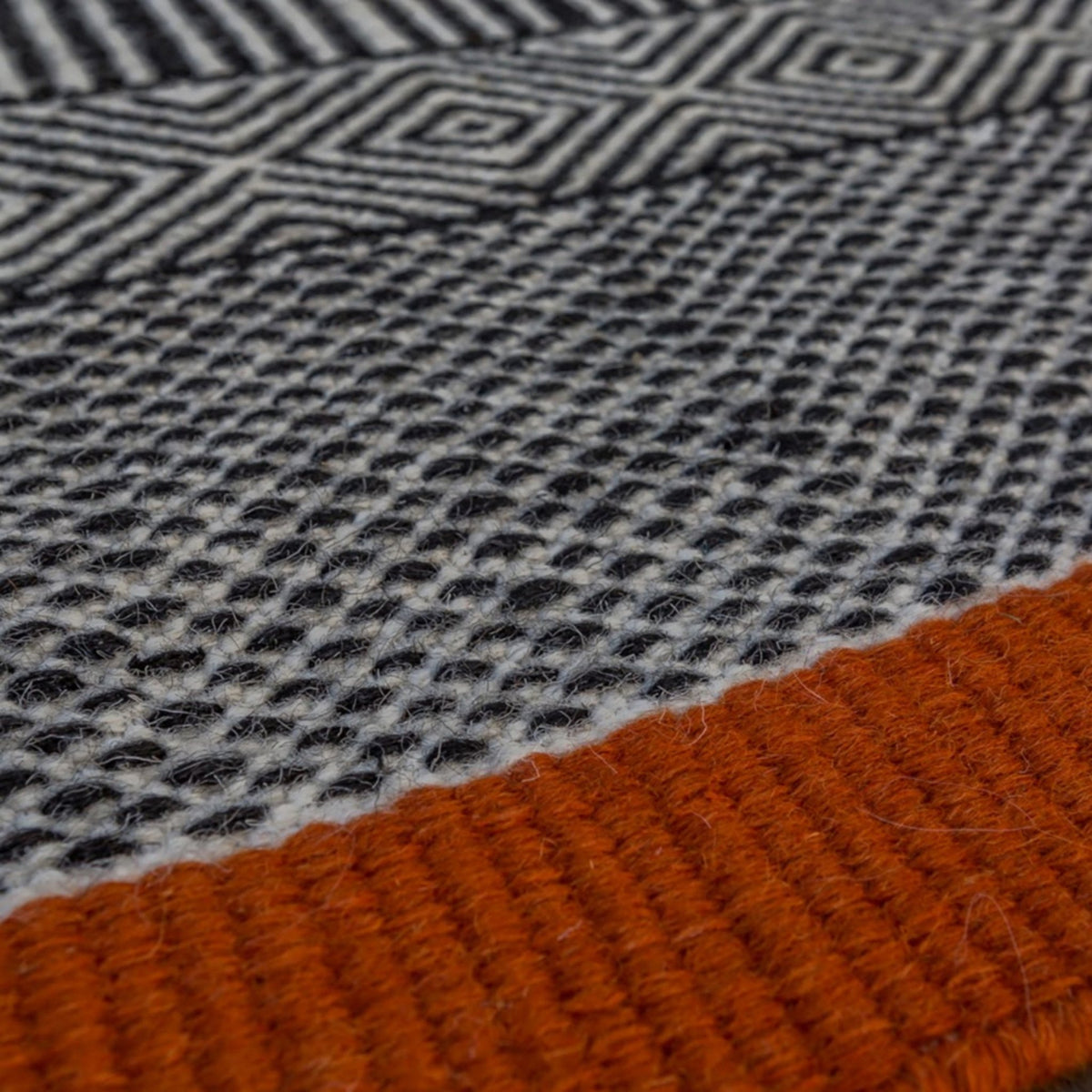 Tapis en laine motif ethnique 230x160 cm Triptik - Edito - The Cool Republic