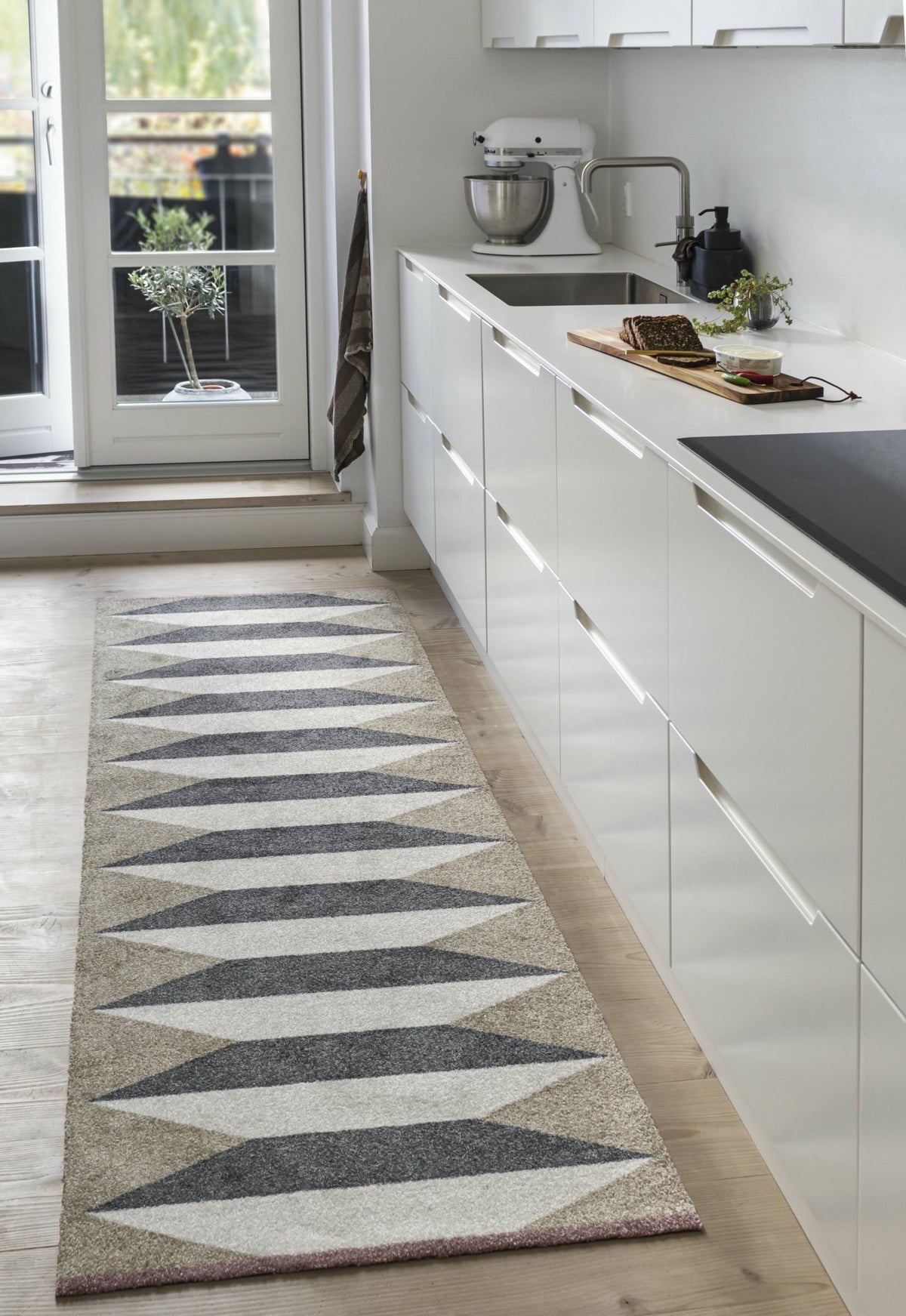Tapis en nylon marron 240x77 cm Accordion - Mette Ditmer - The Cool Republic