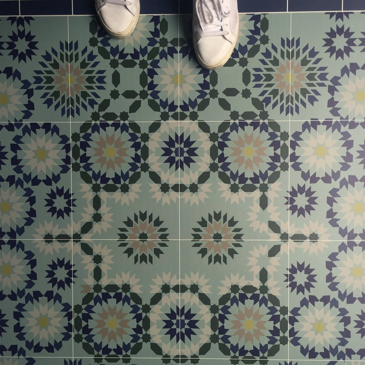 Tapis en vinyle bleu et vert 180x140 cm Tanger - Edito - The Cool Republic