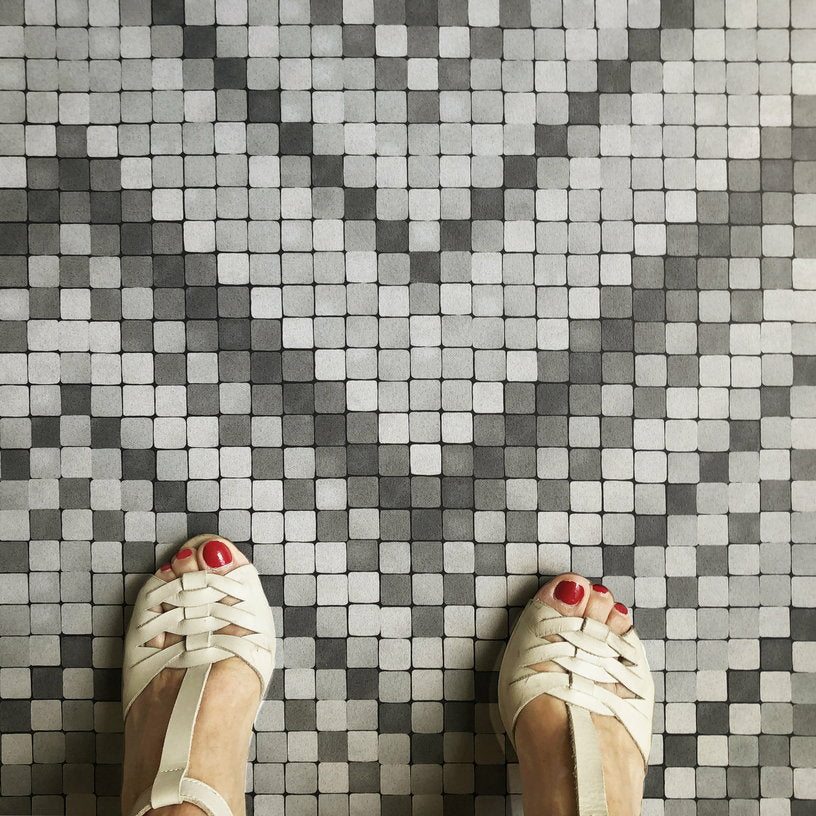 Tapis en vinyle gris 60x90 cm Zigzag - Edito - The Cool Republic