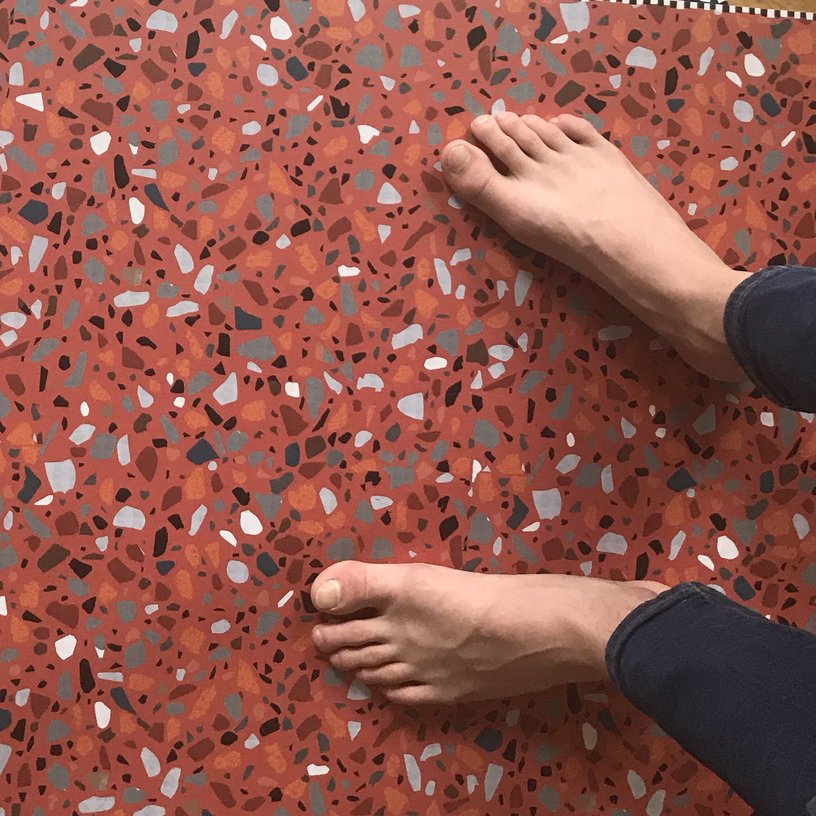 Tapis en vinyle rouge corail 90x60 cm Terrazzo - Edito - The Cool Republic
