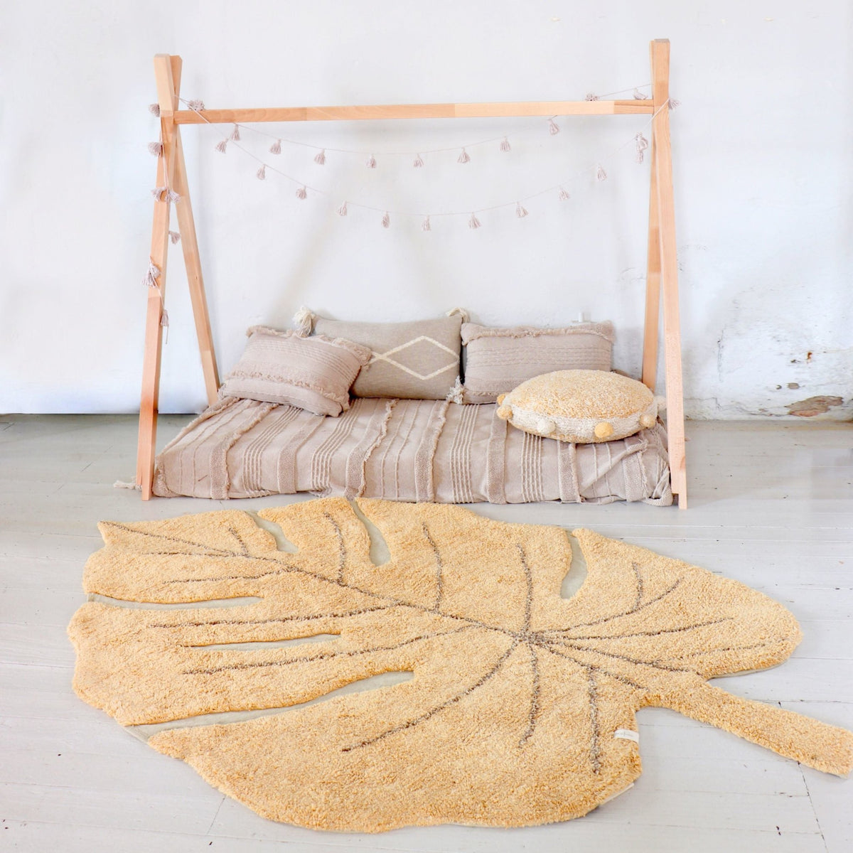 Tapis lavable jaune feuille 180x120 cm - Lorena Canals - The Cool Republic