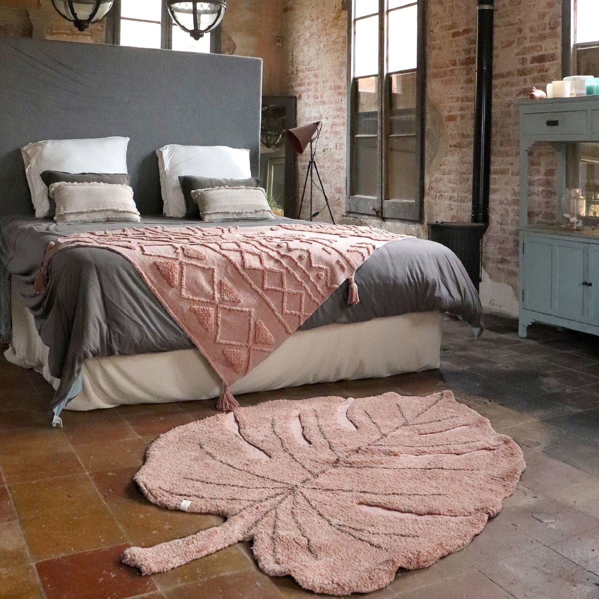 Tapis lavable rose feuille 180x120 cm - Lorena Canals - The Cool Republic