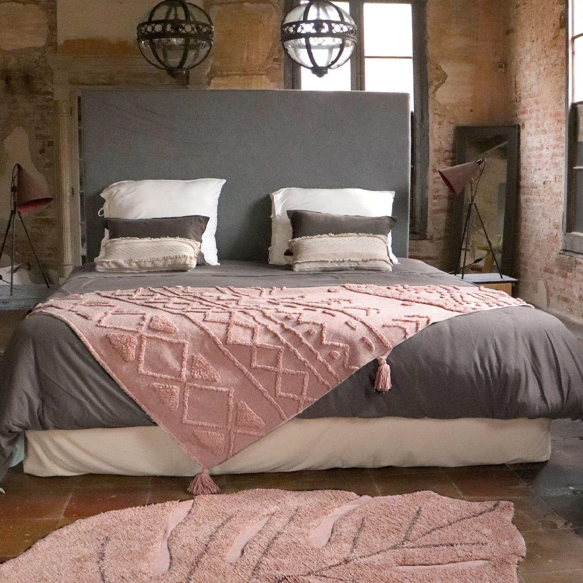 Tapis lavable rose feuille 180x120 cm - Lorena Canals - The Cool Republic
