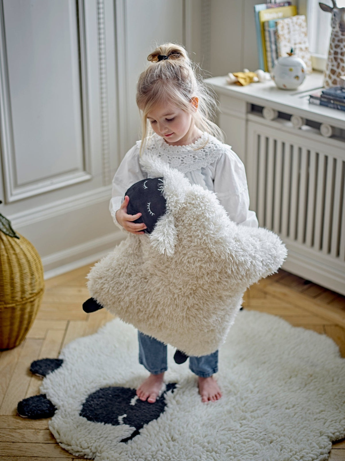 Tapis mouton en laine banc et noir Dolly - Bloomingville Mini - The Cool Republic