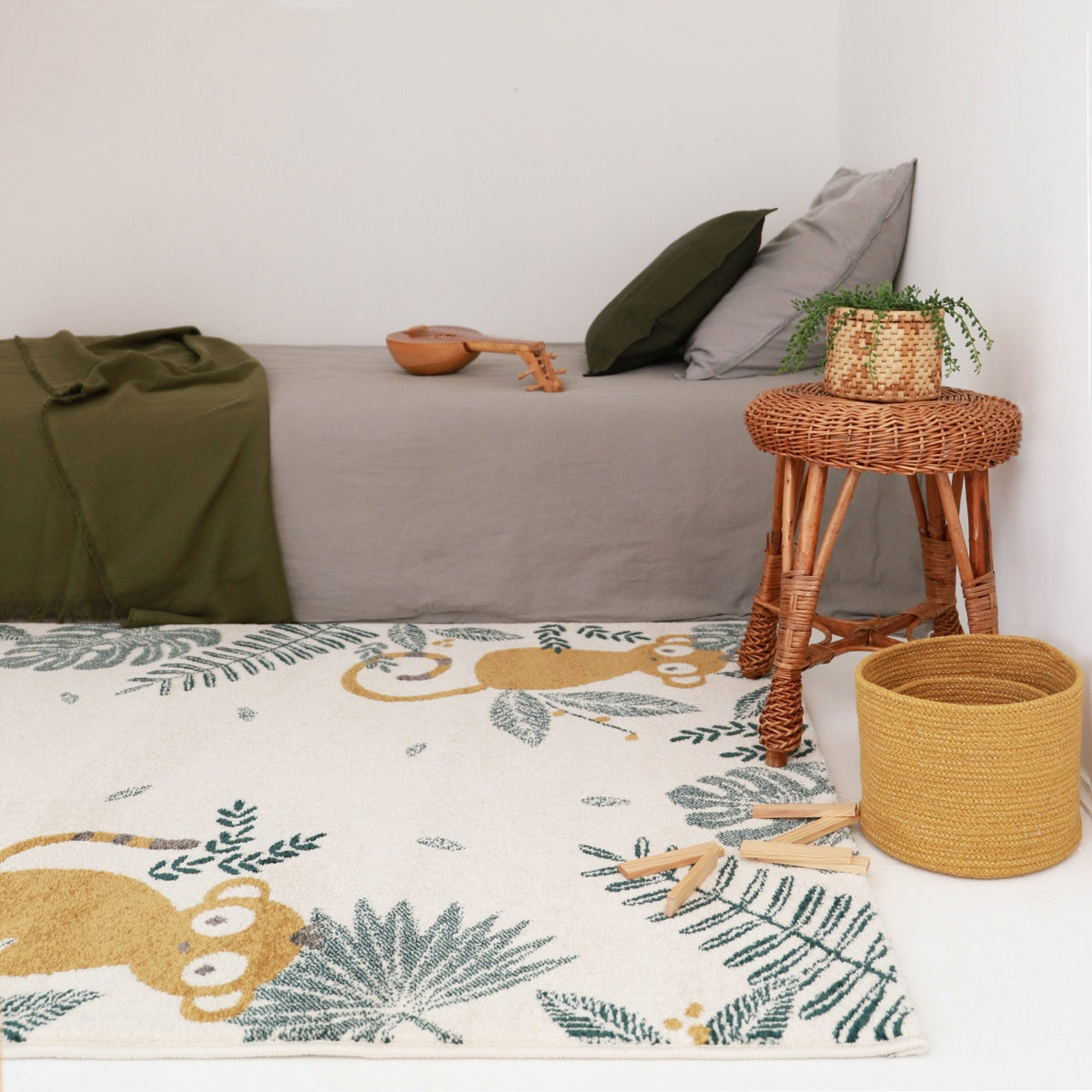Tapis pour enfant en polypropylène miel 120x170 cm Monkey Paradise - Nattiot - The Cool Republic