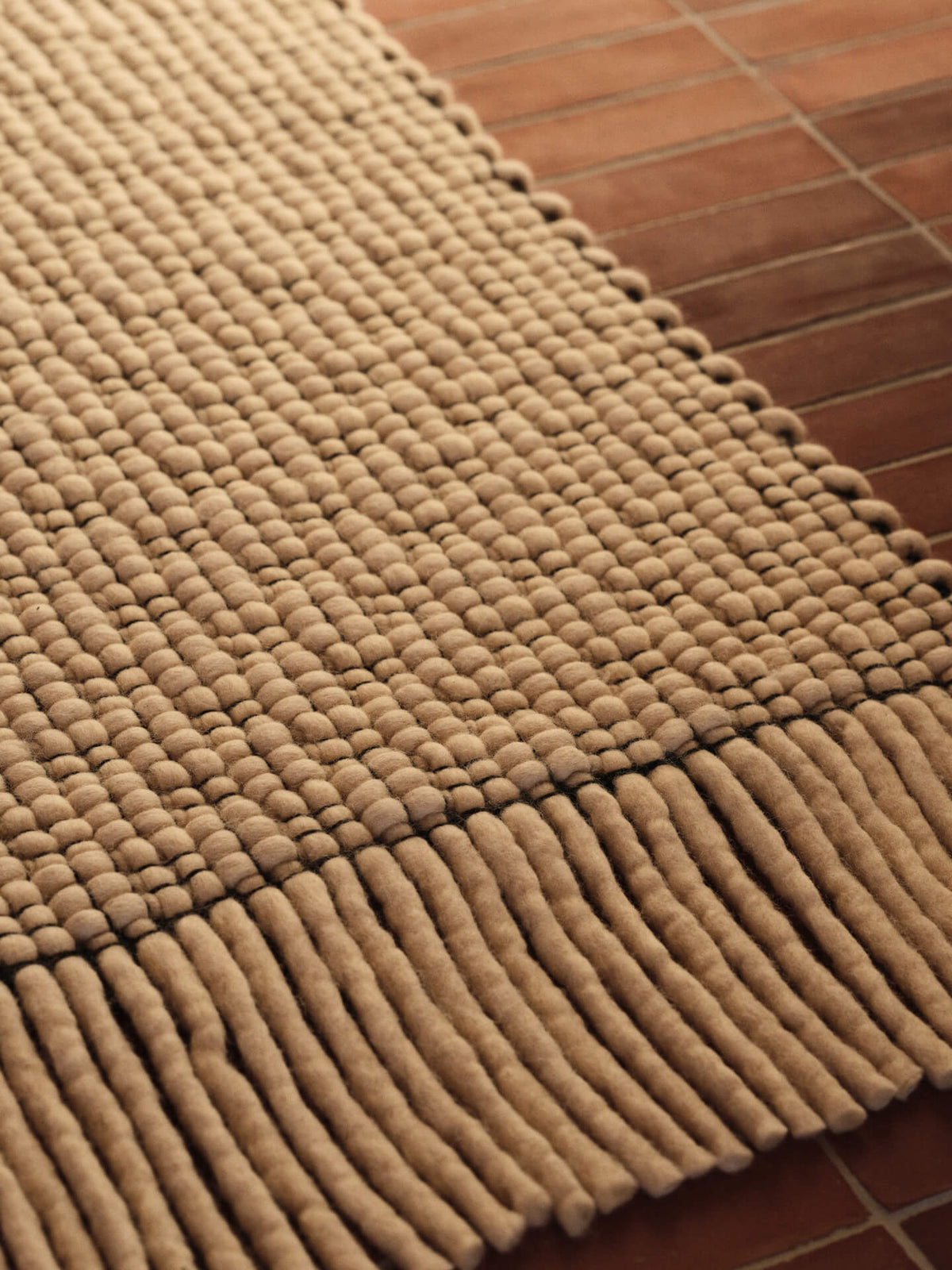 Tapis rectangulaire en laine et coton blanc et noir 170 x 240 cm Udo - Ferm Living - The Cool Republic
