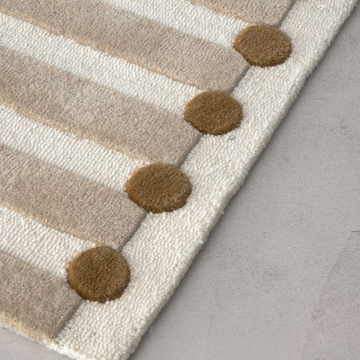 Tapis rectangulaire en laine tuftée beige 200x290cm Dott - Edito - The Cool Republic