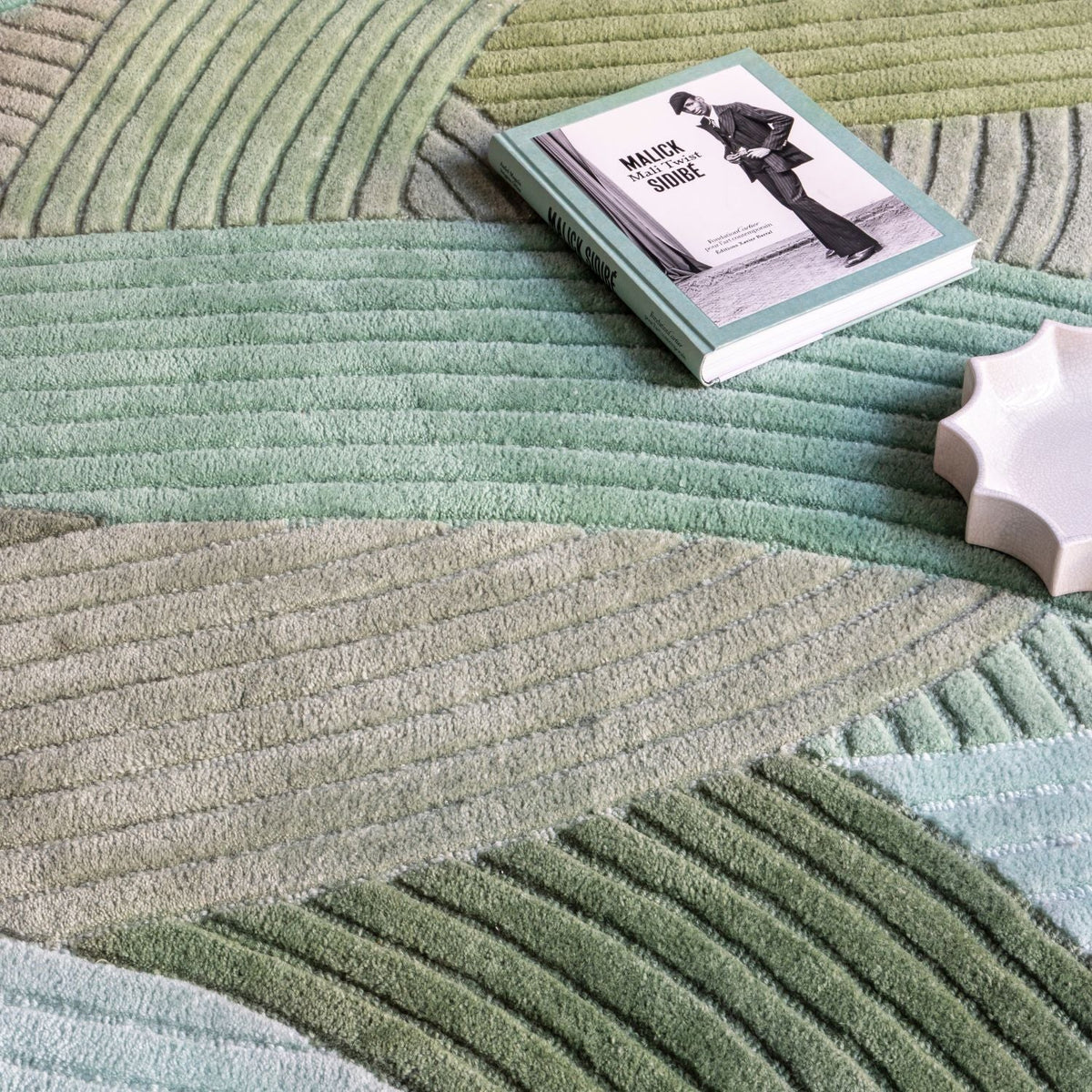 Tapis rectangulaire en laine tuftée vert 200x290cm Canopée - Edito - The Cool Republic
