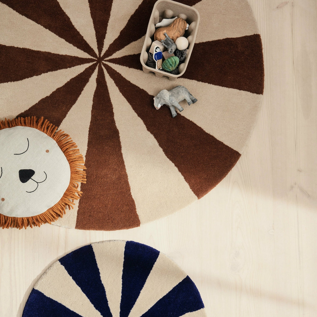 Tapis rond brique et blanc 130 cm Arch - Ferm Living - The Cool Republic