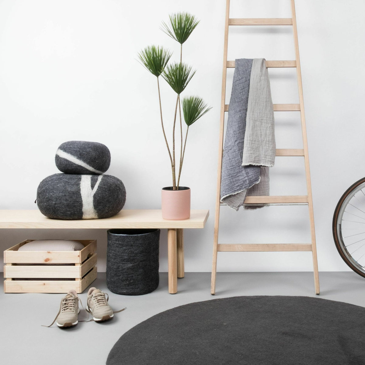 Tapis rond en laine anthracite 140 cm Kuno - myfelt - The Cool Republic