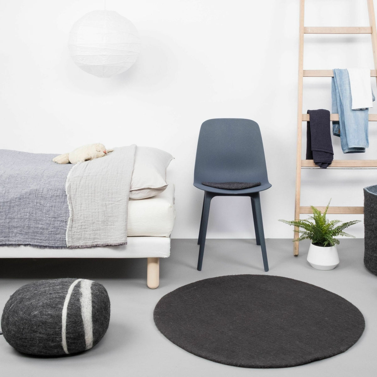 Tapis rond en laine anthracite 140 cm Kuno - myfelt - The Cool Republic