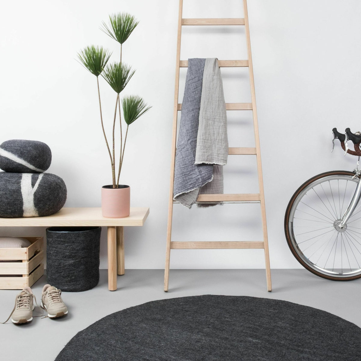 Tapis rond en laine anthracite marbré 120 cm Hugo - myfelt - The Cool Republic
