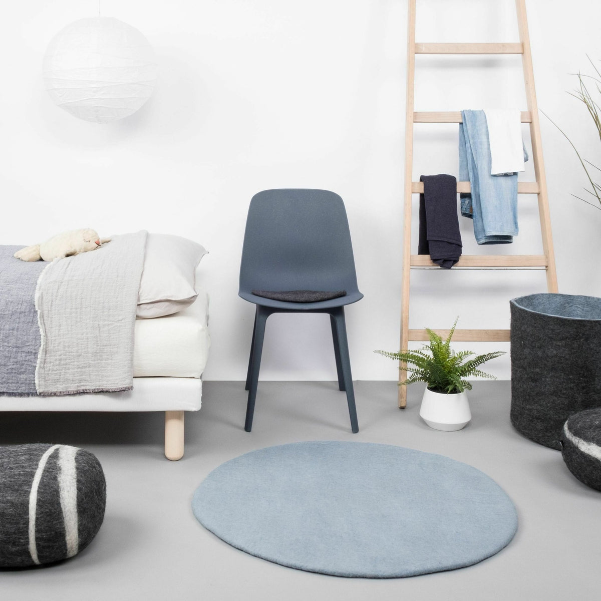 Tapis rond en laine bleu clair 160 cm Mia - myfelt - The Cool Republic