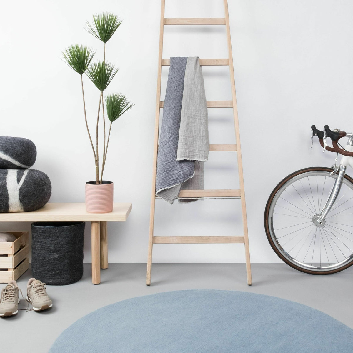 Tapis rond en laine bleu clair 180 cm Mia - myfelt - The Cool Republic