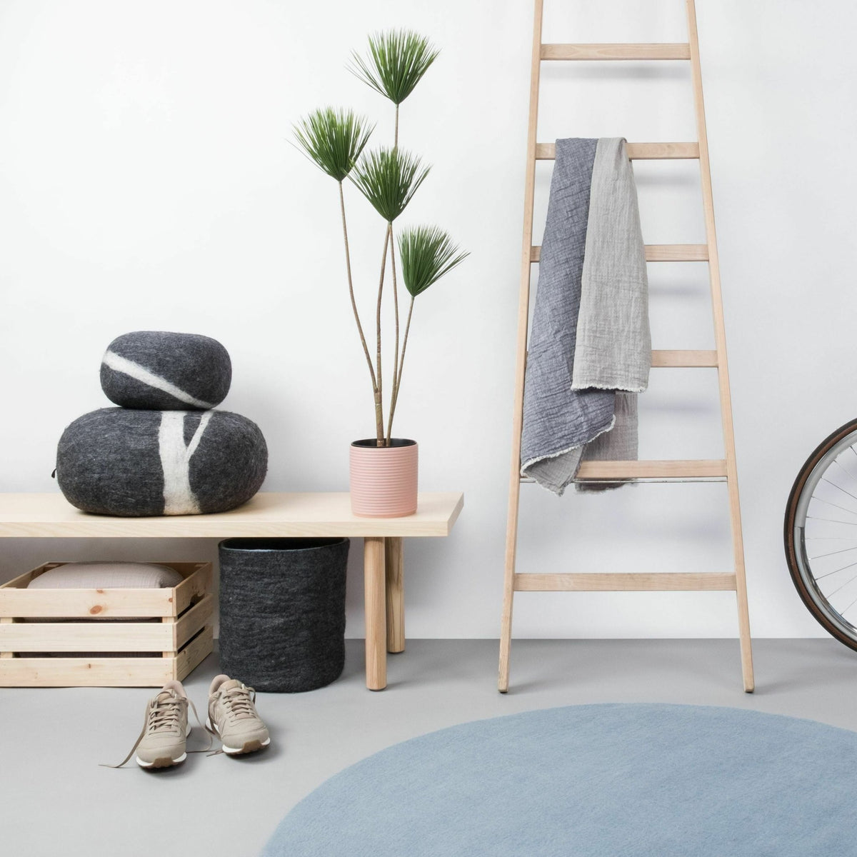 Tapis rond en laine bleu clair 200 cm Mia - myfelt - The Cool Republic