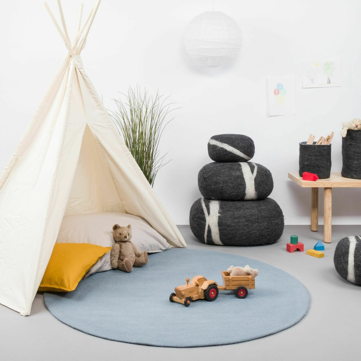 Tapis rond en laine bleu clair 70 cm Mia - myfelt - The Cool Republic