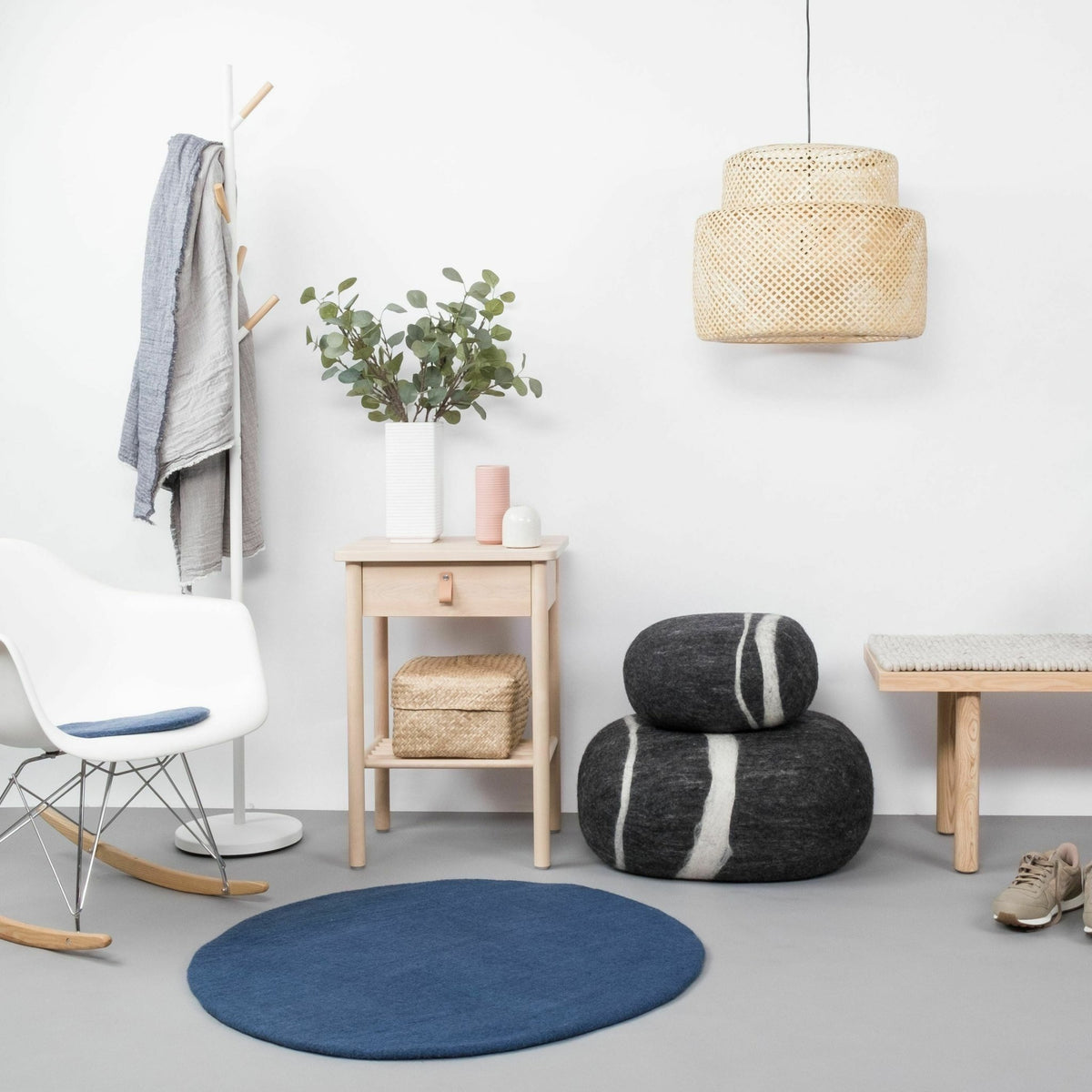 Tapis rond en laine bleu foncé 140 cm Alva - myfelt - The Cool Republic