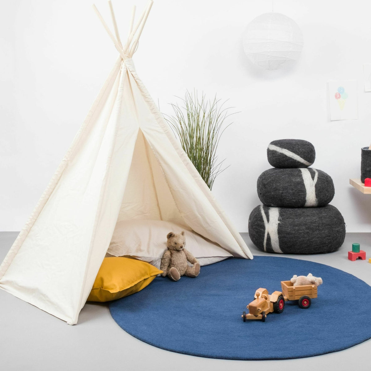 Tapis rond en laine bleu foncé 70 cm Alva - myfelt - The Cool Republic