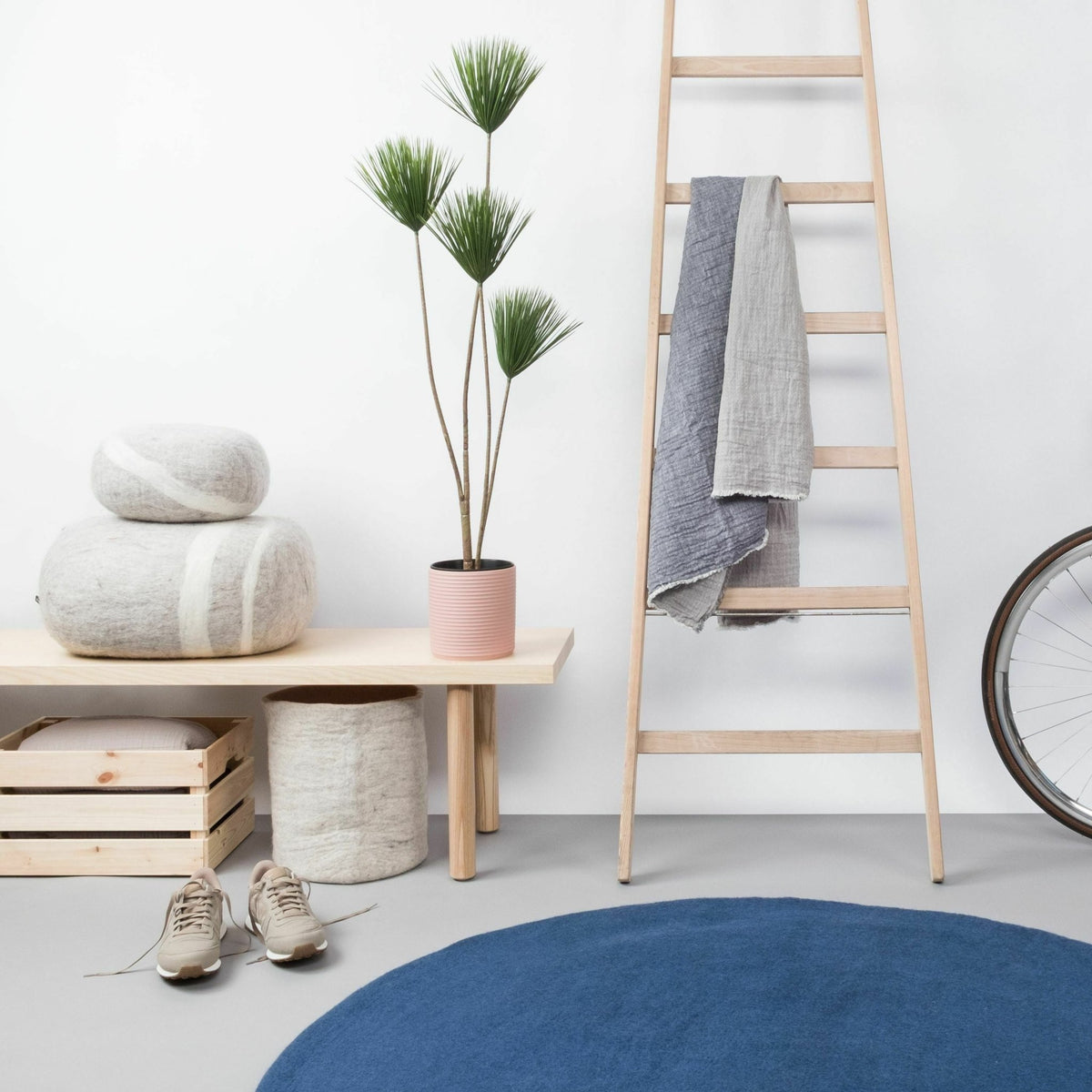 Tapis rond en laine bleu foncé 70 cm Alva - myfelt - The Cool Republic