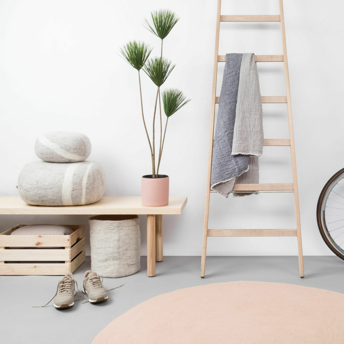 Tapis rond en laine rose 90 cm Merle - myfelt - The Cool Republic